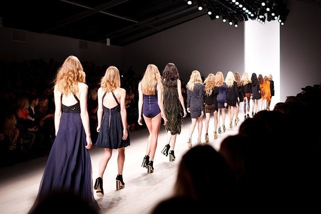 3 Modelabels mit Damenuhren